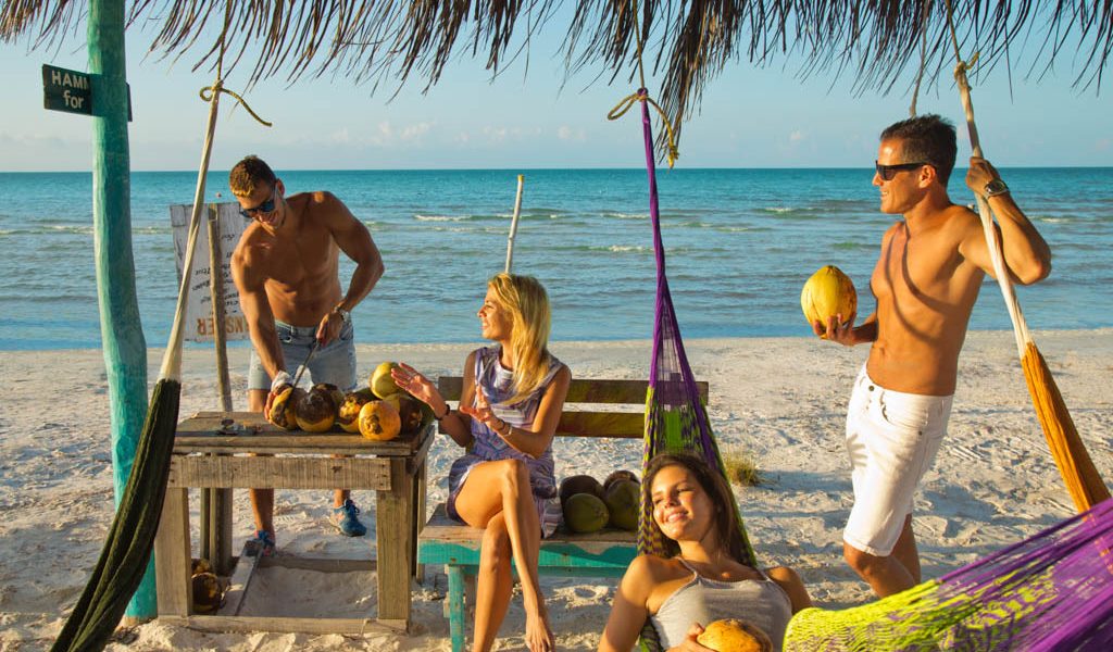 Moon Experiences, (agencia de viajes en Cancún) imagen de turistas en la Isla de Holbox