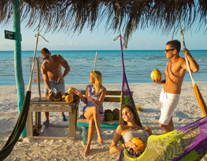 Moon Experiences, (agencia de viajes en Cancún) imagen de turistas en la Isla de Holbox