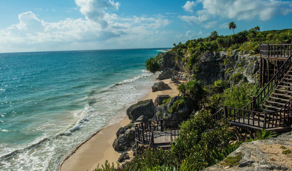 Zona arqueológica de Tulum con vista al mar caribe, Moon Experiences agencia de viajes en Cancún