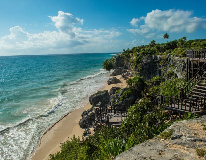 Zona arqueológica de Tulum con vista al mar caribe, Moon Experiences agencia de viajes en Cancún