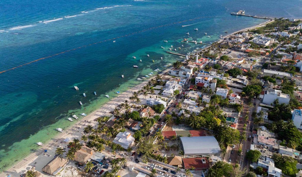 Imagen satelital de la costa de Puerto Morelos en Quintana Roo, por Moon Experiences agencia de viajes en Cancún