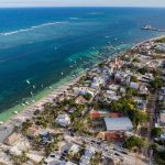 Imagen satelital de la costa de Puerto Morelos en Quintana Roo, por Moon Experiences agencia de viajes en Cancún