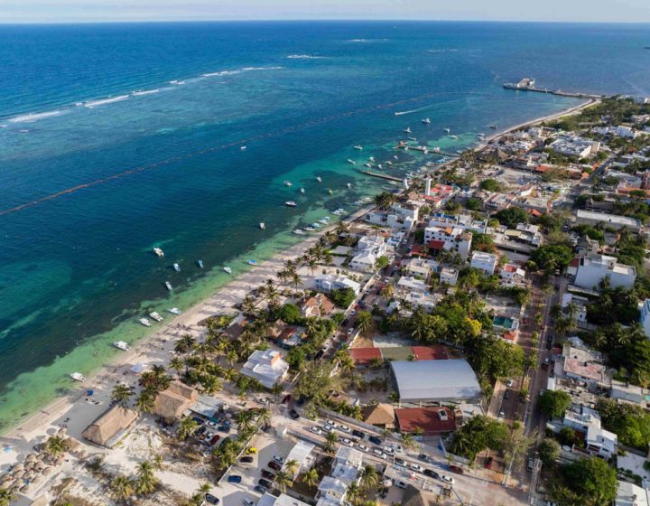 Imagen satelital de la costa de Puerto Morelos en Quintana Roo, por Moon Experiences agencia de viajes en Cancún