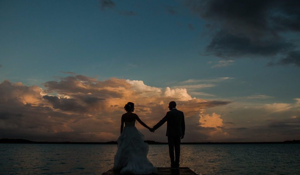 Bodas destino en Cancún, imagen de novios recién casados, Moon Experiences (agencia de viajes)