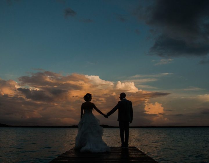 Bodas destino en Cancún, imagen de novios recién casados, Moon Experiences (agencia de viajes)