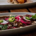 Moon Experiences (agencia de viajes en Cancún) platillo tradicional maya de cochinita pibil