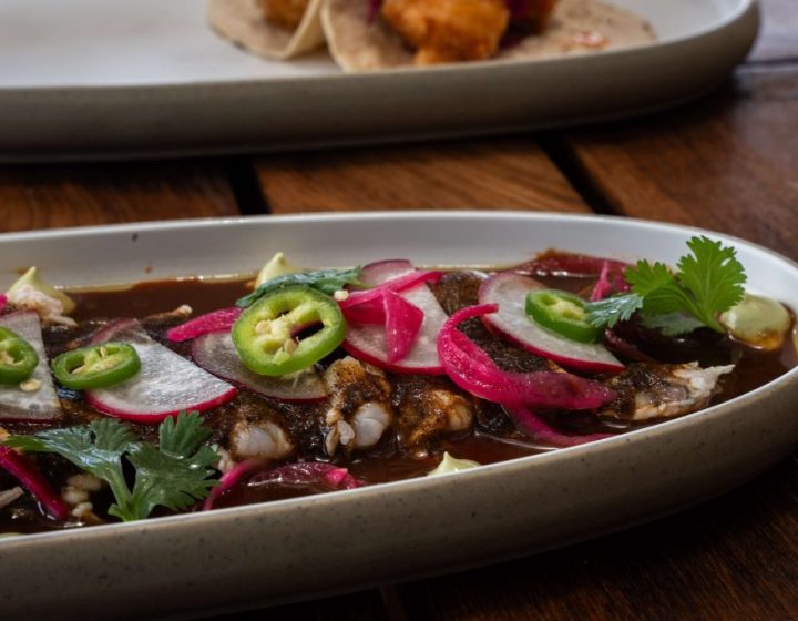 Moon Experiences (agencia de viajes en Cancún) platillo tradicional maya de cochinita pibil